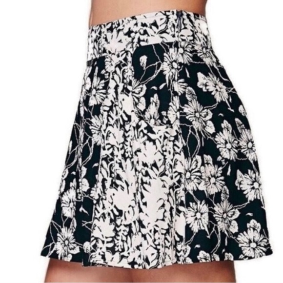 Free People Floral Black/Cream shorts Size: (2) - Picture 3 of 11